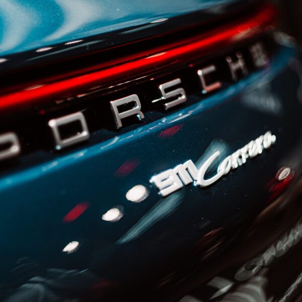 Bild vom Heck eines Porsche 911 Carerra in Türkis.
