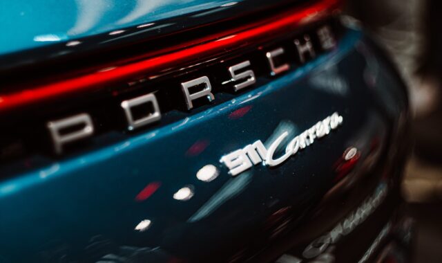 Bild vom Heck eines Porsche 911 Carerra in Türkis.