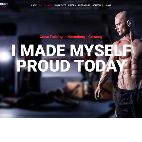 Muskulöser Mann in Fitnessstudio mit dem Slogan „I made myself proud today“ im Vordergrund.
