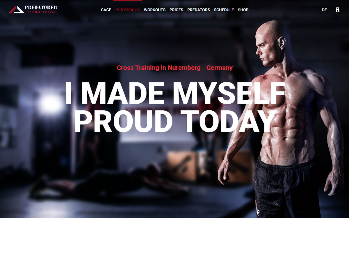 Muskulöser Mann in Fitnessstudio mit dem Slogan „I made myself proud today“ im Vordergrund.