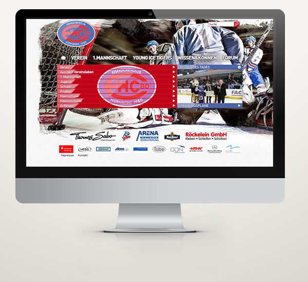 Darstellung der Startseite des EHC 80 Nürnberg auf einem Desktop-Monitor vor neutralem Hintergrund.