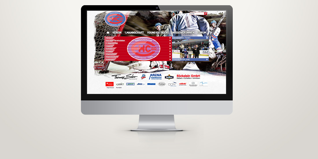 Darstellung der Startseite des EHC 80 Nürnberg auf einem Desktop-Monitor vor neutralem Hintergrund.