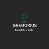 GREGORIUS Immobilien GmbH – Firmenlogo Logo der Firma GREGORIUS Immobilien GmbH mit stilisiertem Baum auf dunklem Hintergrund.